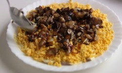 Слоеный салат из отварной говядины с грибами Зимняя сказка