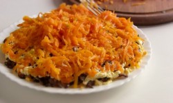 Слоеный салат из отварной говядины с грибами Зимняя сказка
