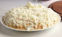 Слоеный салат из отварной говядины с грибами Зимняя сказка