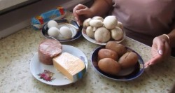 Слоеный салат Ромашка с ветчиной и грибами