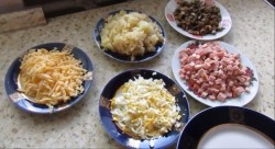 Слоеный салат Ромашка с ветчиной и грибами