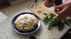 Слоеный салат Ромашка с ветчиной и грибами