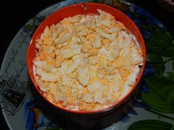 Слоеный салат с копченой курицей