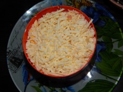 Слоеный салат с копченой курицей