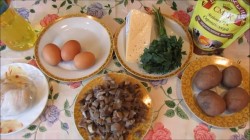 Слоеный салат с курицей, грибами и картофелем