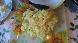 Слоеный салат с курицей, грибами и картофелем