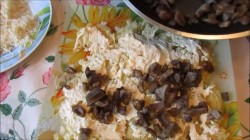 Слоеный салат с курицей, грибами и картофелем