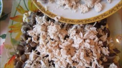 Слоеный салат с курицей, грибами и картофелем