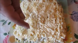 Слоеный салат с курицей, грибами и картофелем