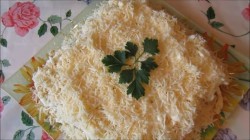 Слоеный салат с курицей, грибами и картофелем