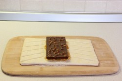 название картинки Слойка косичка с шоколадом и фруктами