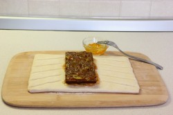 название картинки Слойка косичка с шоколадом и фруктами