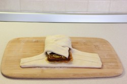 название картинки Слойка косичка с шоколадом и фруктами