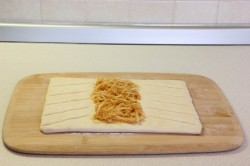 название картинки Слойка косичка с шоколадом и фруктами