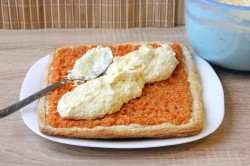 Слойка с яблоками морковью и творожным кремом