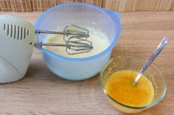 Слойка с яблоками морковью и творожным кремом