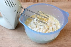 Слойка с яблоками морковью и творожным кремом