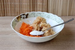 Слойка с яблоками морковью и творожным кремом