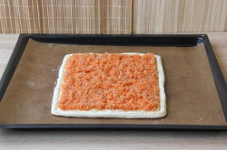 Слойка с яблоками морковью и творожным кремом