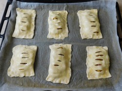 название картинки Слойка с яблоками из слоеного теста