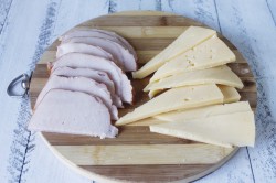 название картинки Слойки с ветчиной и сыром из слоеного теста