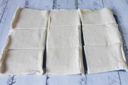 название картинки Слойки с ветчиной и сыром из слоеного теста