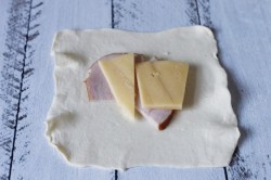 название картинки Слойки с ветчиной и сыром из слоеного теста