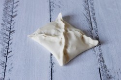 название картинки Слойки с ветчиной и сыром из слоеного теста