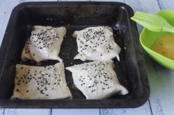 название картинки Слойки с ветчиной и сыром из слоеного теста