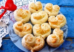 Слойки-сердечки с сыром