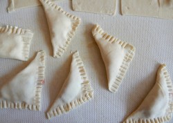 Пирожки из слоеного теста в духовке