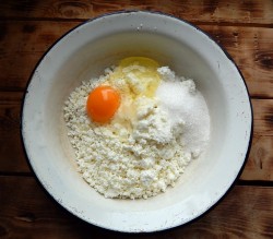 Пирожки из слоеного теста в духовке