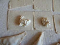 Пирожки из слоеного теста в духовке