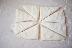 Круассаны из слоёного теста со сгущёнкой