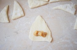 Круассаны из слоёного теста со сгущёнкой