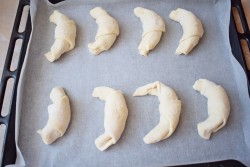 Круассаны из слоёного теста со сгущёнкой