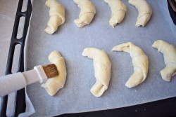 Круассаны из слоёного теста со сгущёнкой
