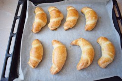 Круассаны из слоёного теста со сгущёнкой