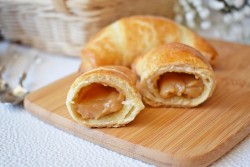 Круассаны из слоёного теста со сгущёнкой