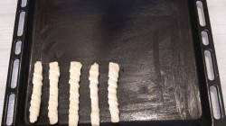 Слоёные палочки с ветчиной и кунжутом