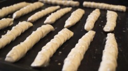 Слоёные палочки с ветчиной и кунжутом