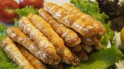 Слоёные палочки с ветчиной и кунжутом