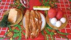 Слоёный салат из лосося и твердого сыра с майонезом