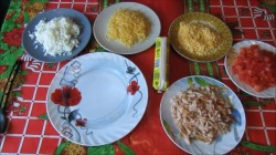 Слоёный салат из лосося и твердого сыра с майонезом