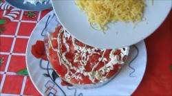 Слоёный салат из лосося и твердого сыра с майонезом