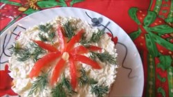 Слоёный салат из лосося и твердого сыра с майонезом