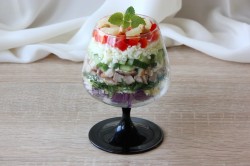 название картинки Слоеный салат с курицей и ананасами