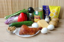 название картинки Слоеный салат с курицей и ананасами