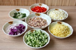 название картинки Слоеный салат с курицей и ананасами