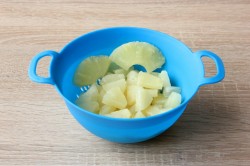 название картинки Слоеный салат с курицей и ананасами
